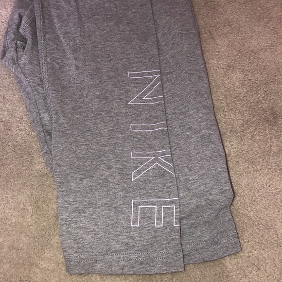 Nike workout pants - Picture 2 of 2